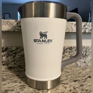 Stanley pitcher 64oz